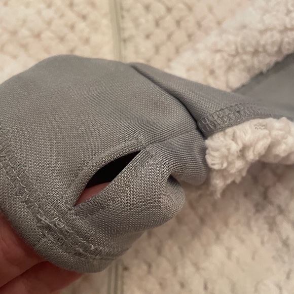 Reebok soft pullover with wrist warmer sleeves.  RBX - Picture 2 of 4